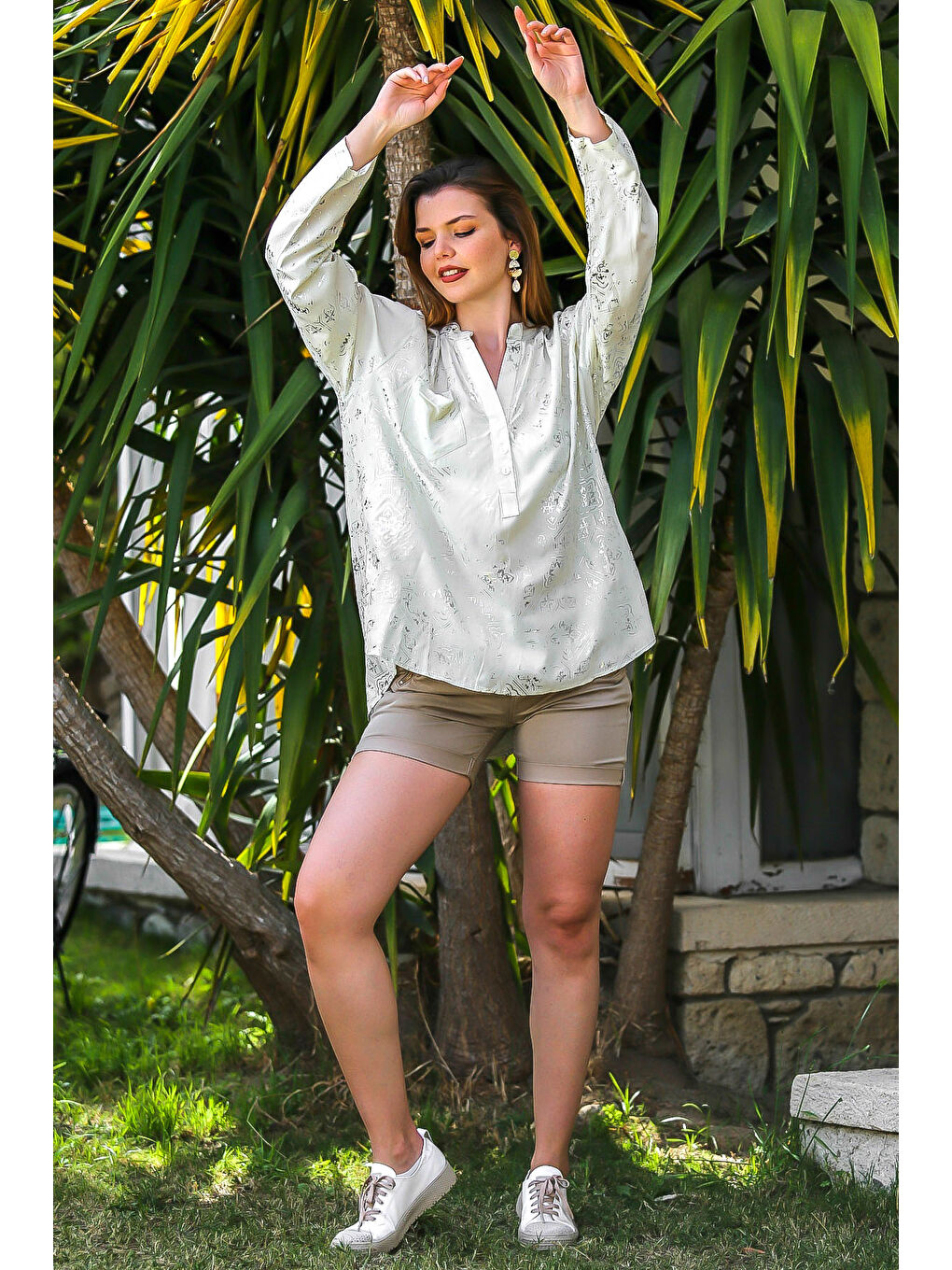 Beyaz Hakim Yaka Uzun Kol Düğmeli Varaklı Dokuma Casual Bluz-5