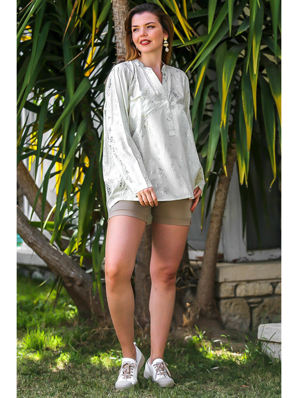 Beyaz Hakim Yaka Uzun Kol Düğmeli Varaklı Dokuma Casual Bluz-6