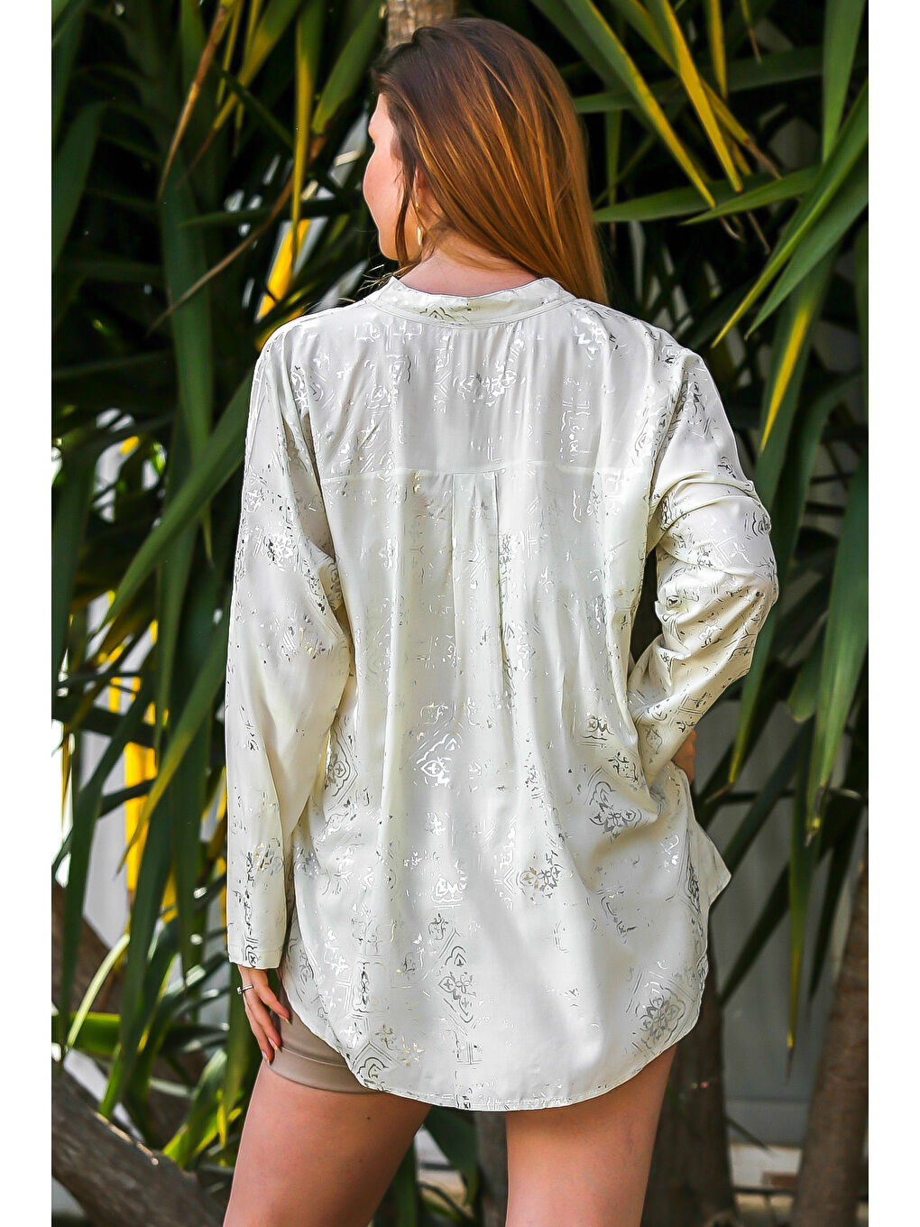 Beyaz Hakim Yaka Uzun Kol Düğmeli Varaklı Dokuma Casual Bluz-7