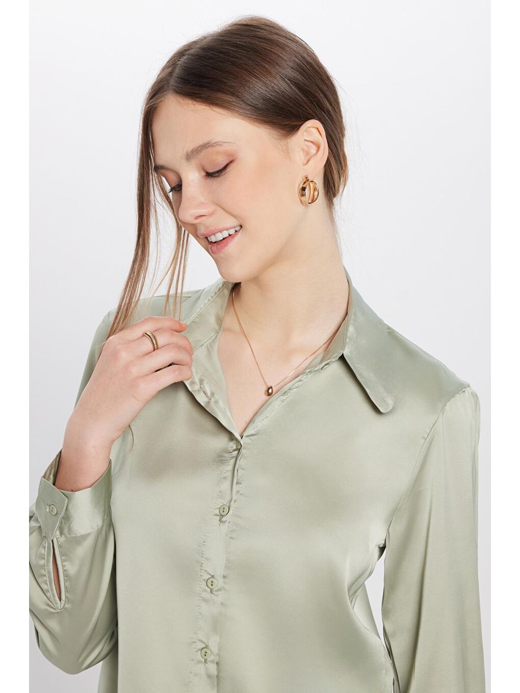 Kadın Relax Fit Rahat Kesim Satenli Kumaş Yeşil Kare Manşet Düz Gömlek