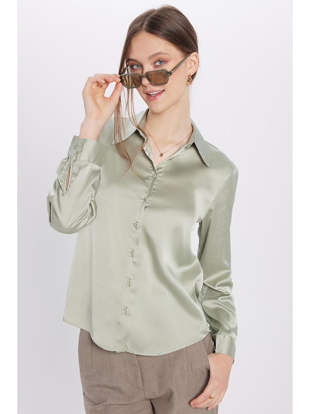 Kadın Relax Fit Rahat Kesim Satenli Kumaş Yeşil Kare Manşet Düz Gömlek-1