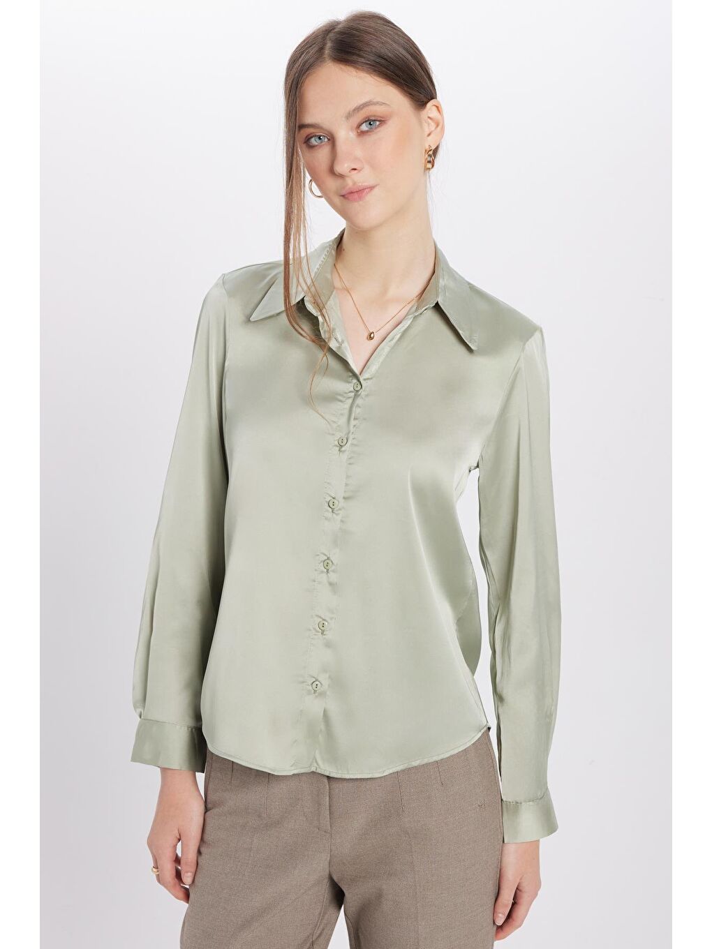 Kadın Relax Fit Rahat Kesim Satenli Kumaş Yeşil Kare Manşet Düz Gömlek-3
