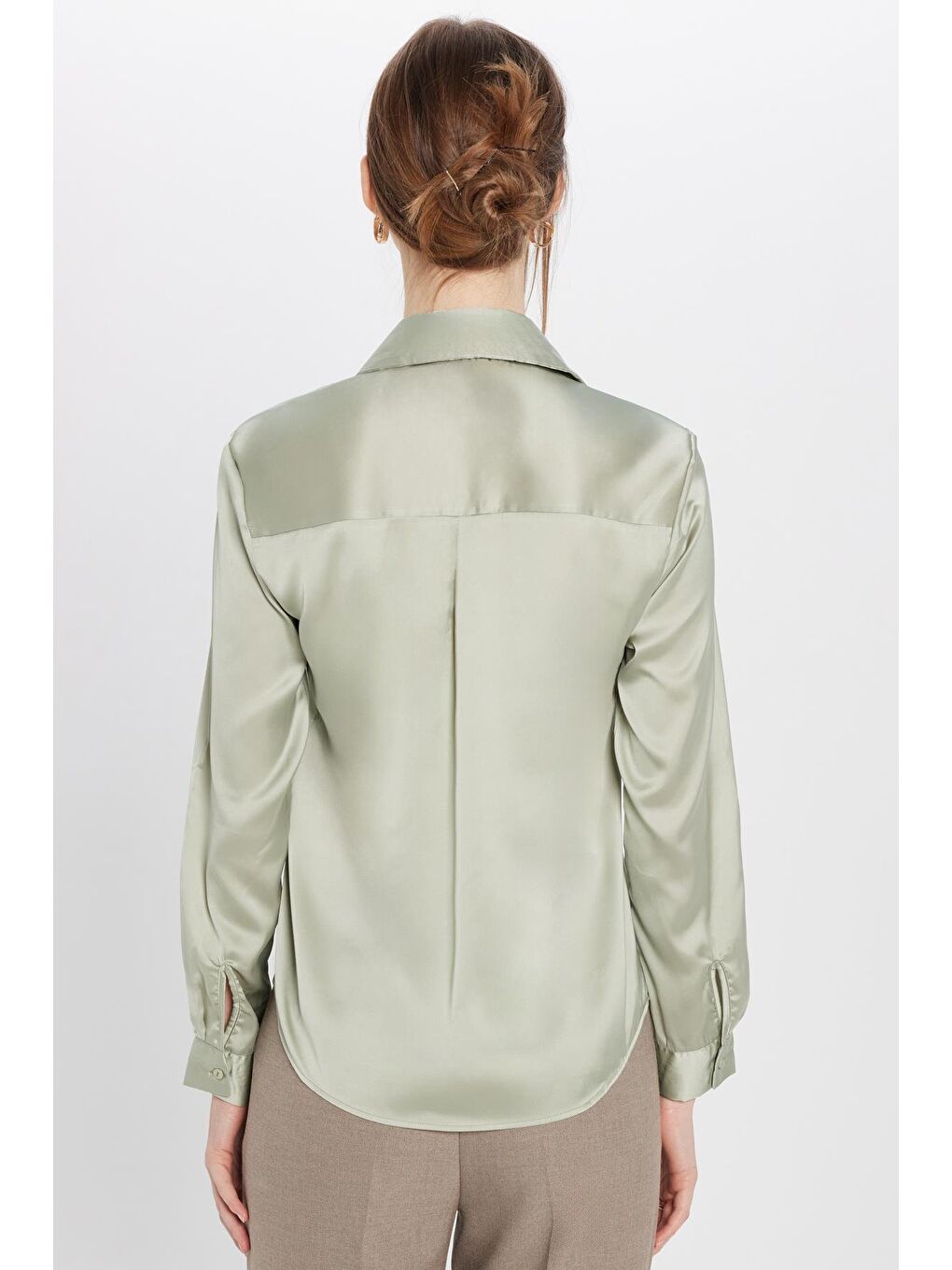 Kadın Relax Fit Rahat Kesim Satenli Kumaş Yeşil Kare Manşet Düz Gömlek-4