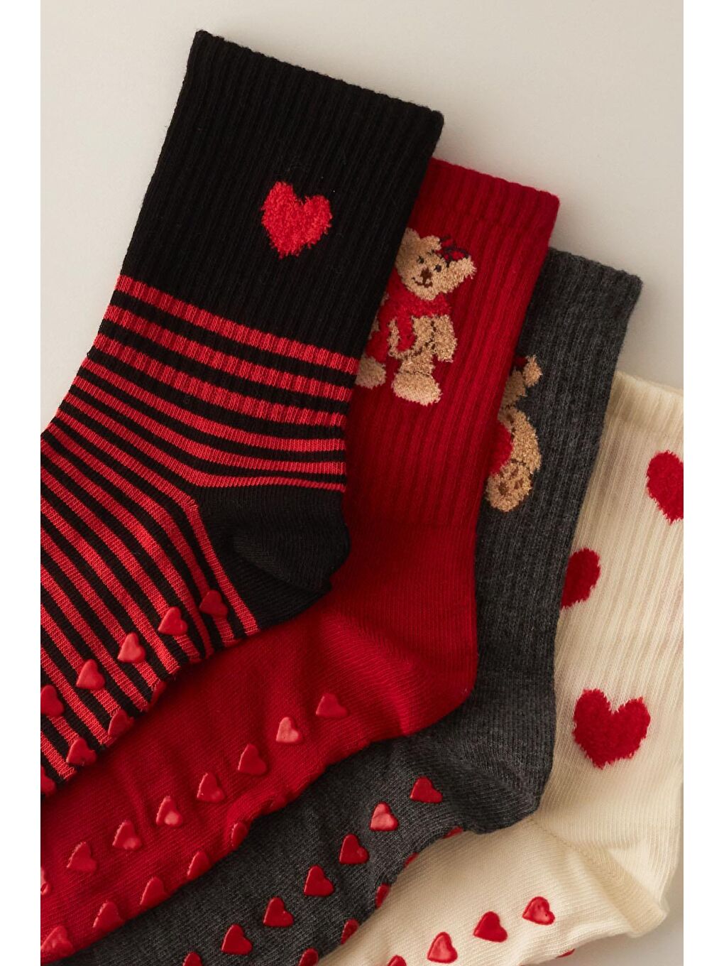 Katia And Bony Kirmizi Kadın 4 Lü Paket Kutulu Kalpli Teddy Soket Çorap Kırmızı - 2