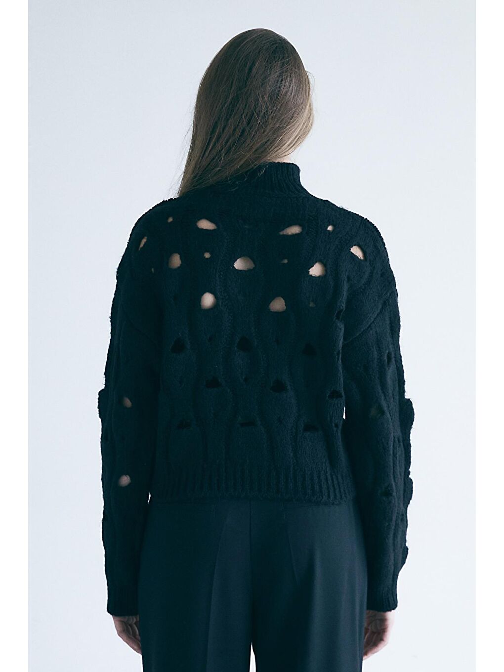 Siyah Dik Yakali Delik Jakar Detaylı Kazak-5