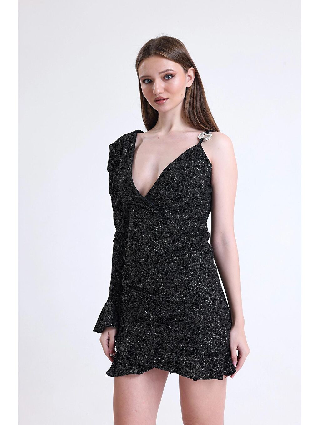 Siyah Tek Kollu Yanı Pencereli Eteği Fırfırlı Simli Kısa Abiye Elbise-2