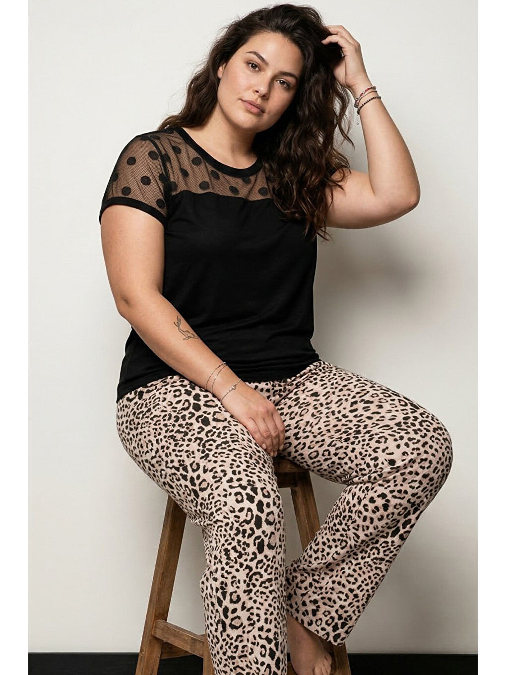Siyah Beyaz Leopar Desenli Tül Detaylı Büyük Beden Battal Boy Viskon Örme Pijama Takım