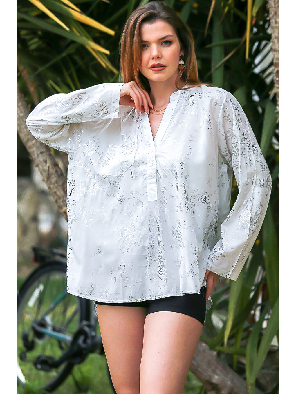 Ekru Krem Rengi Hakim Yaka Uzun Kol Düğmeli Varaklı Dokuma Casual Bluz