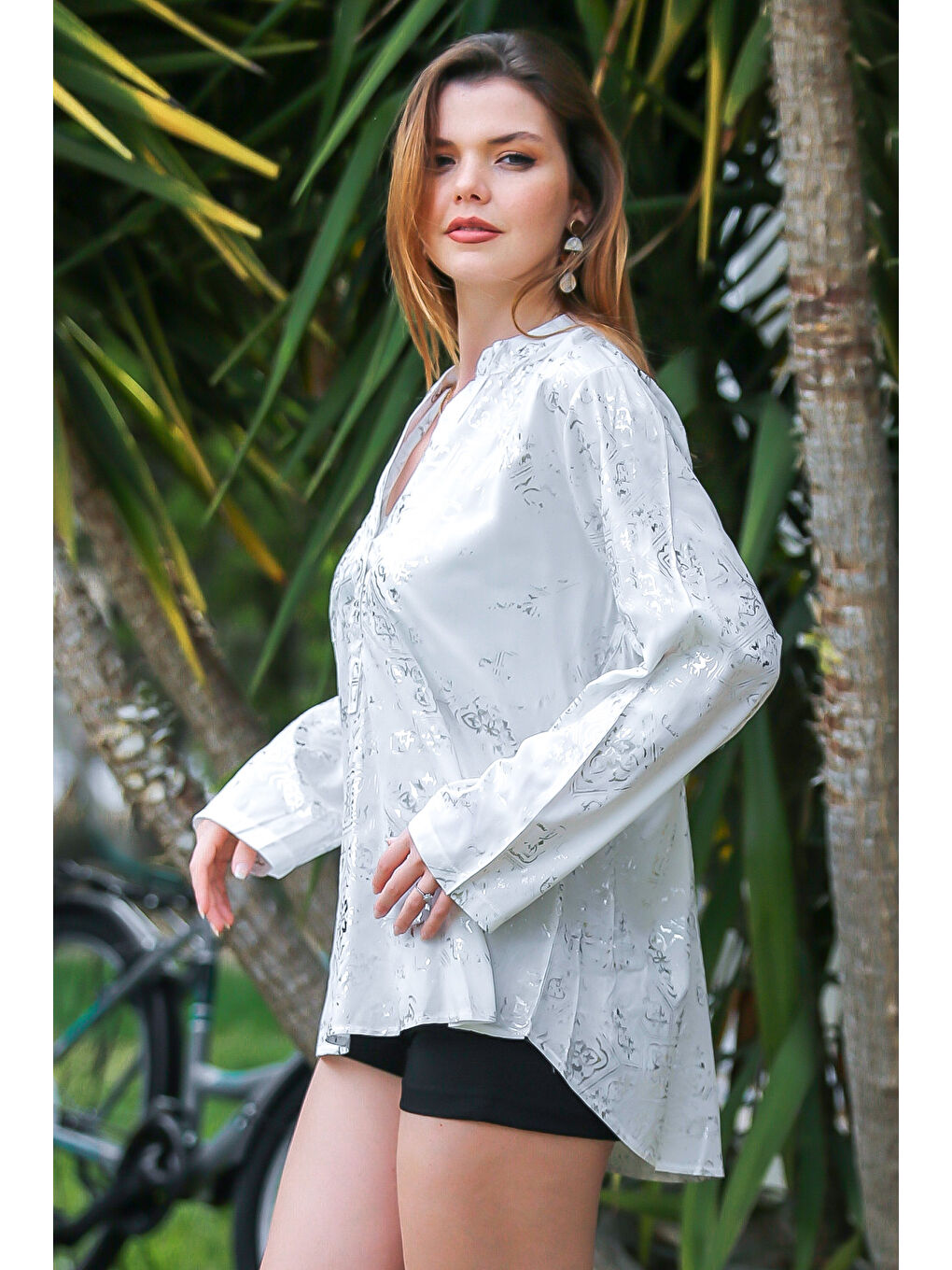 Ekru Krem Rengi Hakim Yaka Uzun Kol Düğmeli Varaklı Dokuma Casual Bluz-2