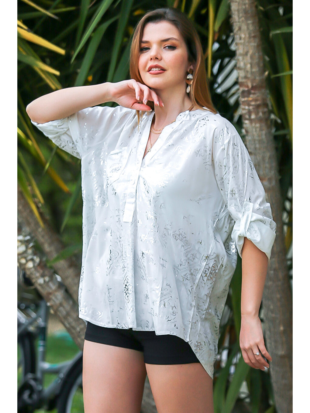 Ekru Krem Rengi Hakim Yaka Uzun Kol Düğmeli Varaklı Dokuma Casual Bluz-4