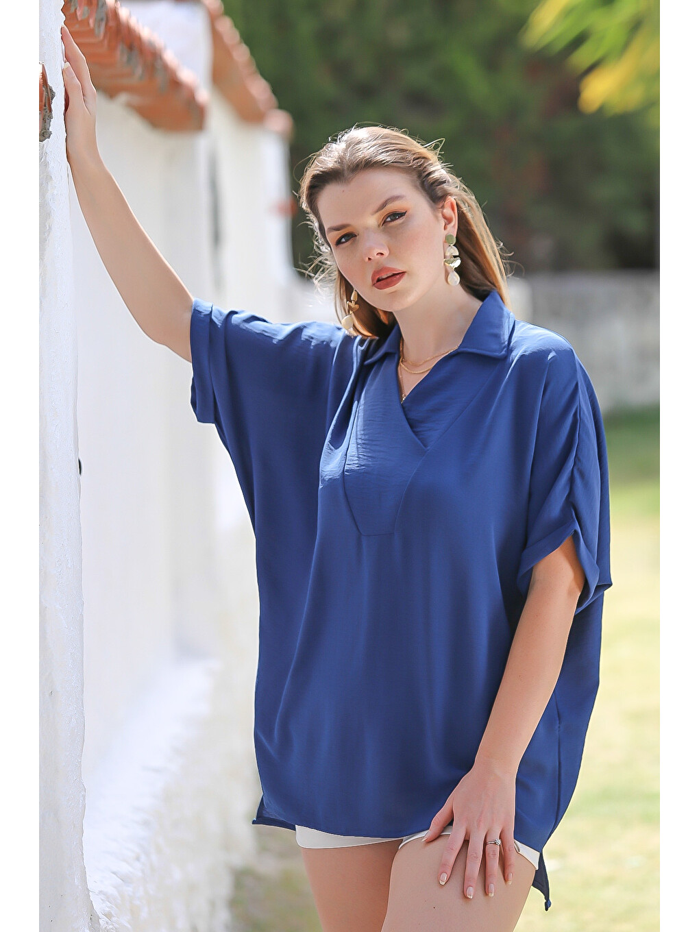 Koyu Mavi Gömlek Yaka Kısa Kol Arkası Uzun Dokuma Casual Bluz-4