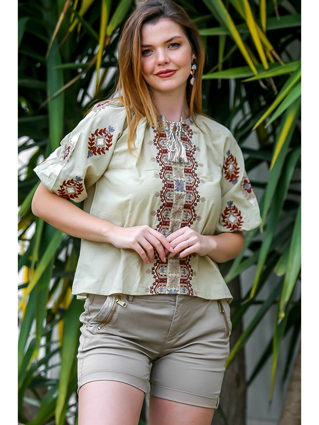 Bej Hakim Yaka Balon Kol Bağlamalı Yaka Ve Kol Nakışlı Dokuma Casual Bluz-1