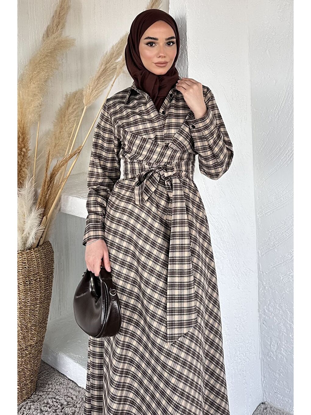 Bej Gülseli Ekose Desenli Bel Bağlamalı Tesettür Elbise-4