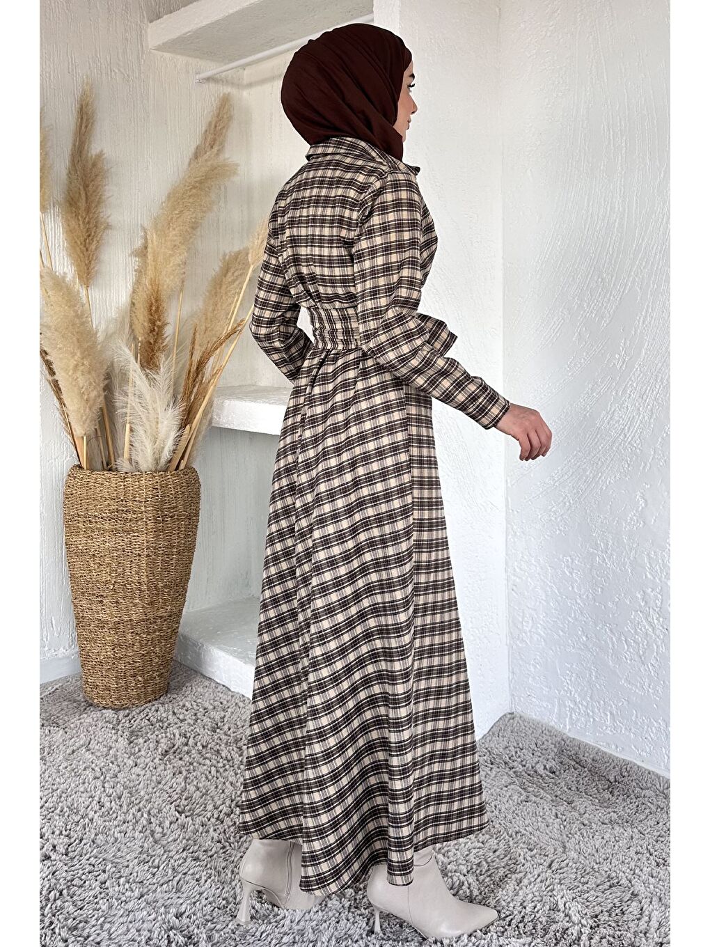 Bej Gülseli Ekose Desenli Bel Bağlamalı Tesettür Elbise-6