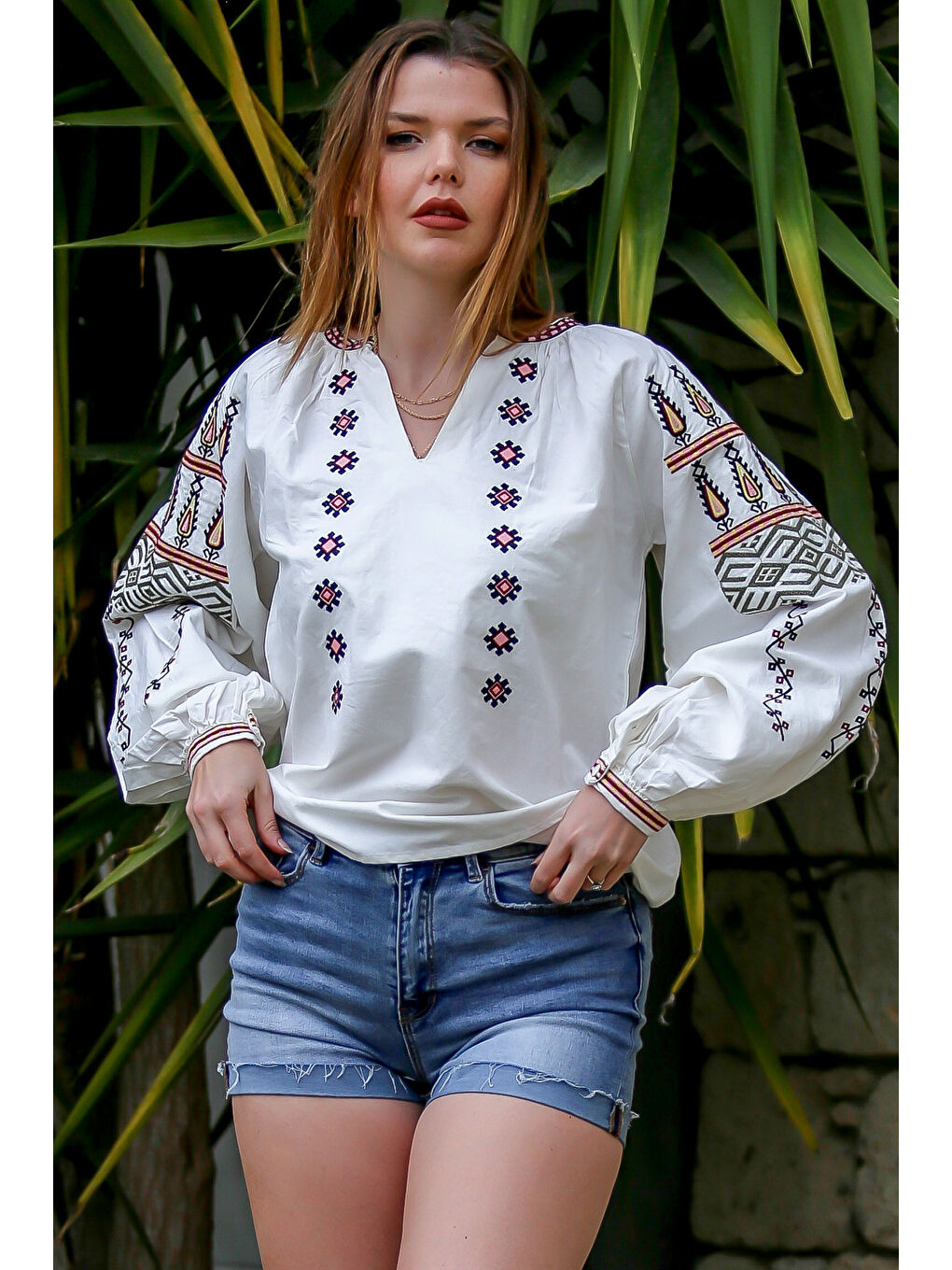Beyaz V Yaka Balon Kol Yaka Ve Kol Nakışlı Dokuma Casual Bluz-1