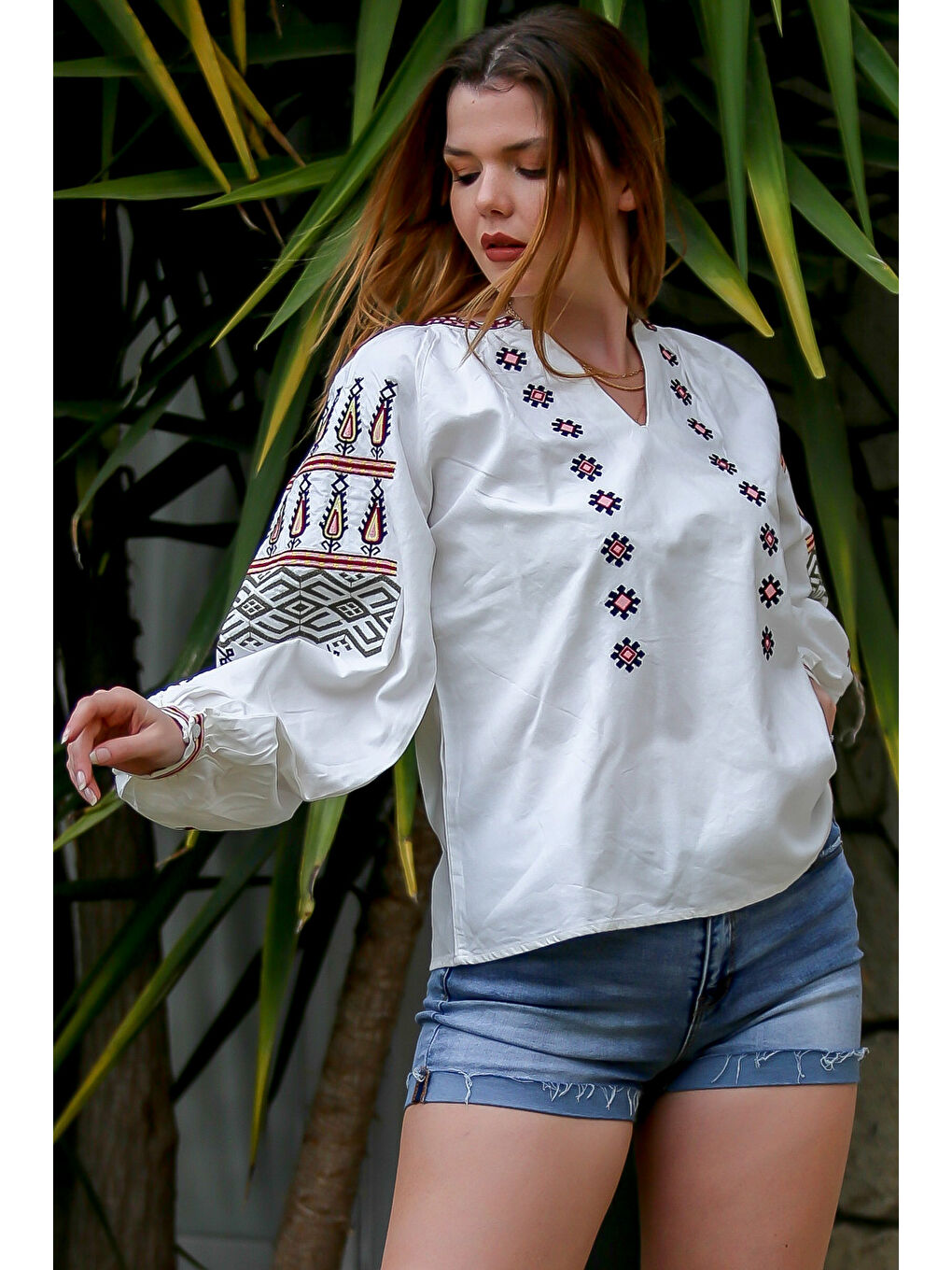 Beyaz V Yaka Balon Kol Yaka Ve Kol Nakışlı Dokuma Casual Bluz-2