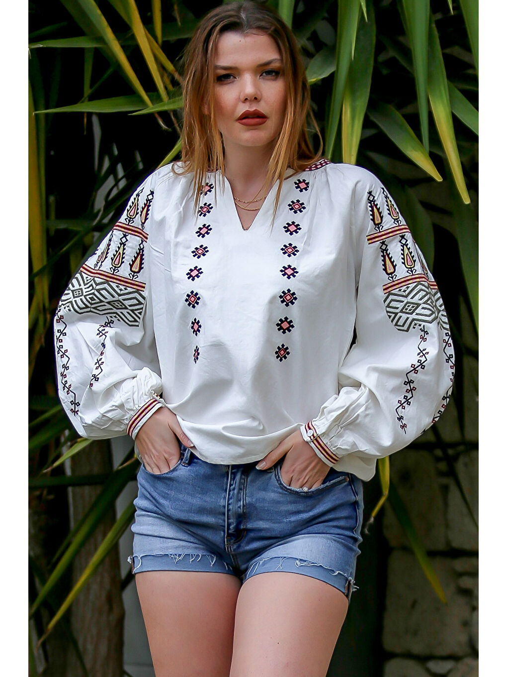 Beyaz V Yaka Balon Kol Yaka Ve Kol Nakışlı Dokuma Casual Bluz-3