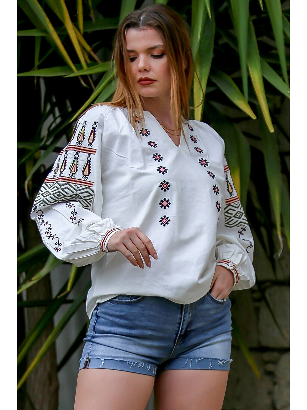 Beyaz V Yaka Balon Kol Yaka Ve Kol Nakışlı Dokuma Casual Bluz-4