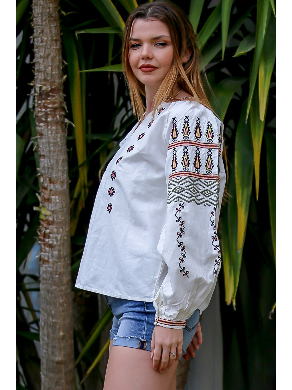 Beyaz V Yaka Balon Kol Yaka Ve Kol Nakışlı Dokuma Casual Bluz-5