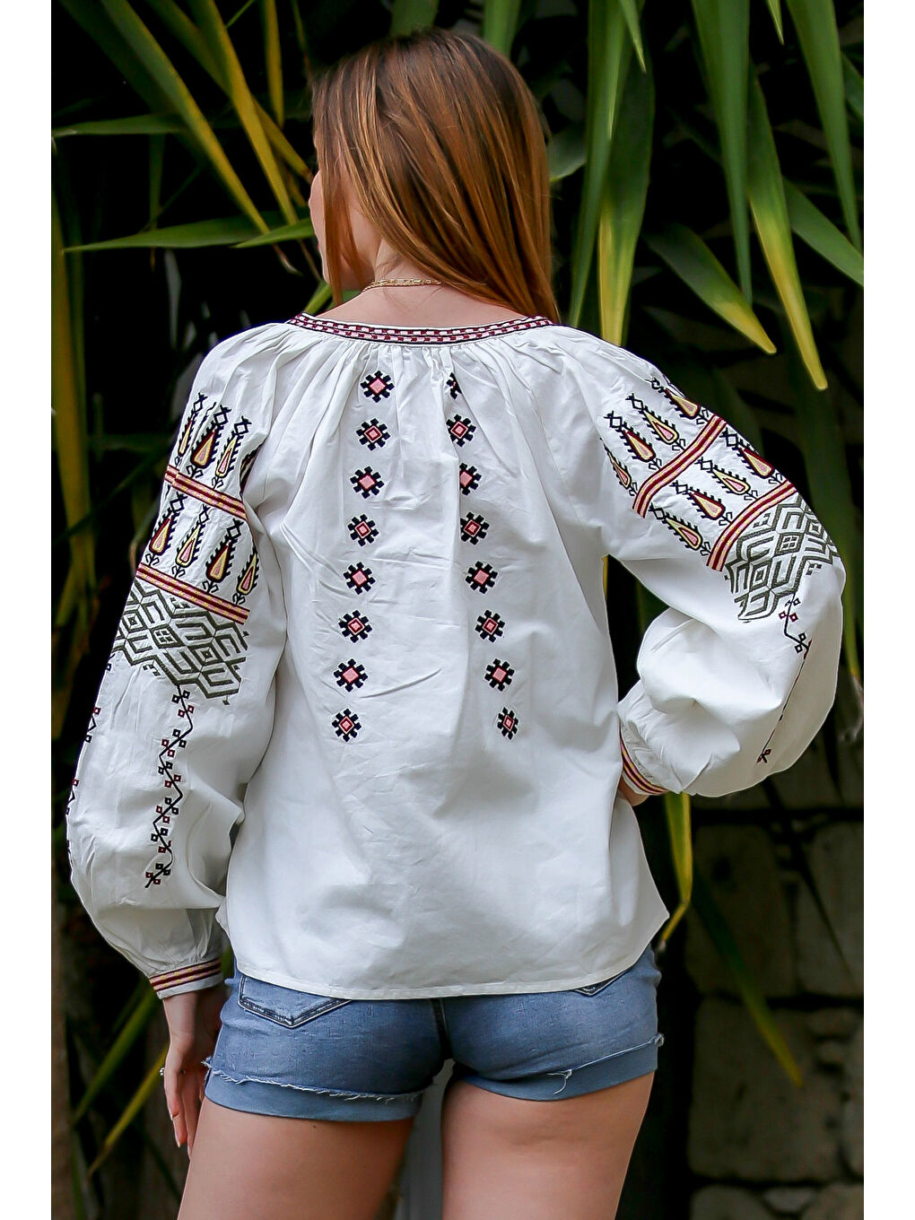 Beyaz V Yaka Balon Kol Yaka Ve Kol Nakışlı Dokuma Casual Bluz-7