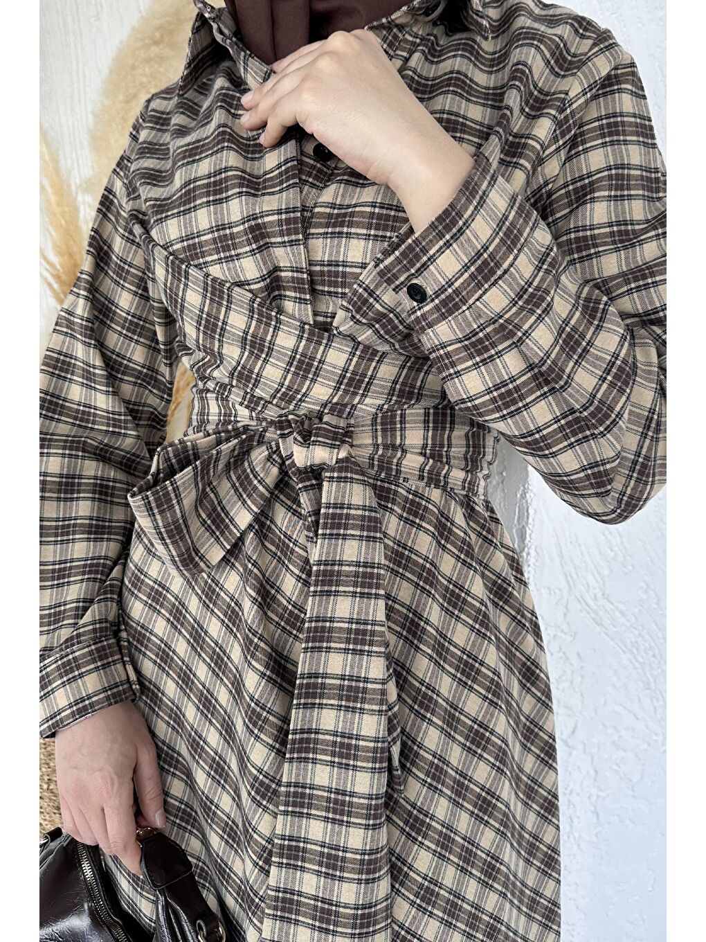 Bej Gülseli Ekose Desenli Bel Bağlamalı Tesettür Elbise-9