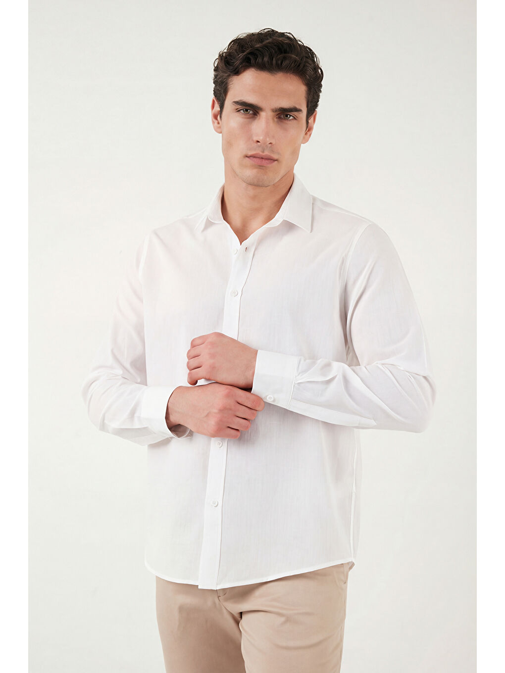 Beyaz Pamuk ve Keten Karışımlı Regular Fit Klasik Yaka Uzun Kollu Gömlek CF26S1210134-4