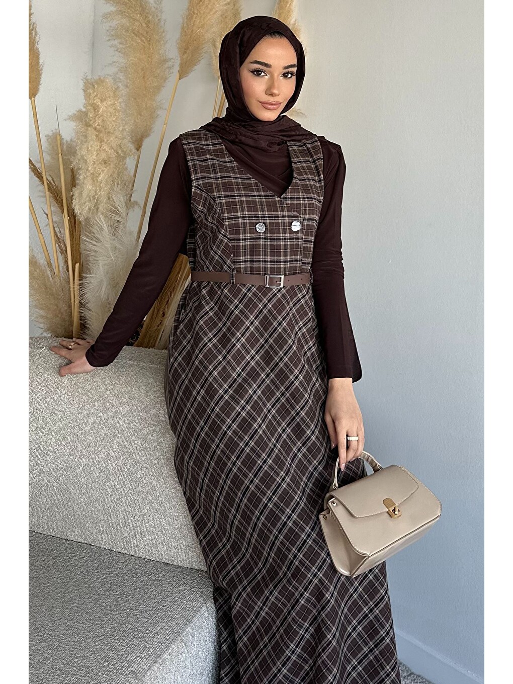 Kahverengi Ekose Desenli Kemerli Tesettür Elbise-4