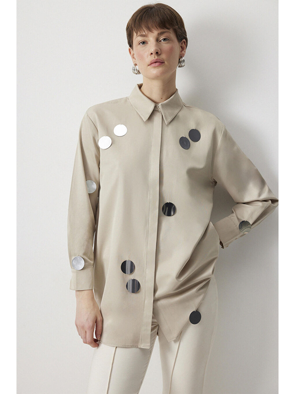 Bej Pul Detaylı Relax Fıt Gömlek