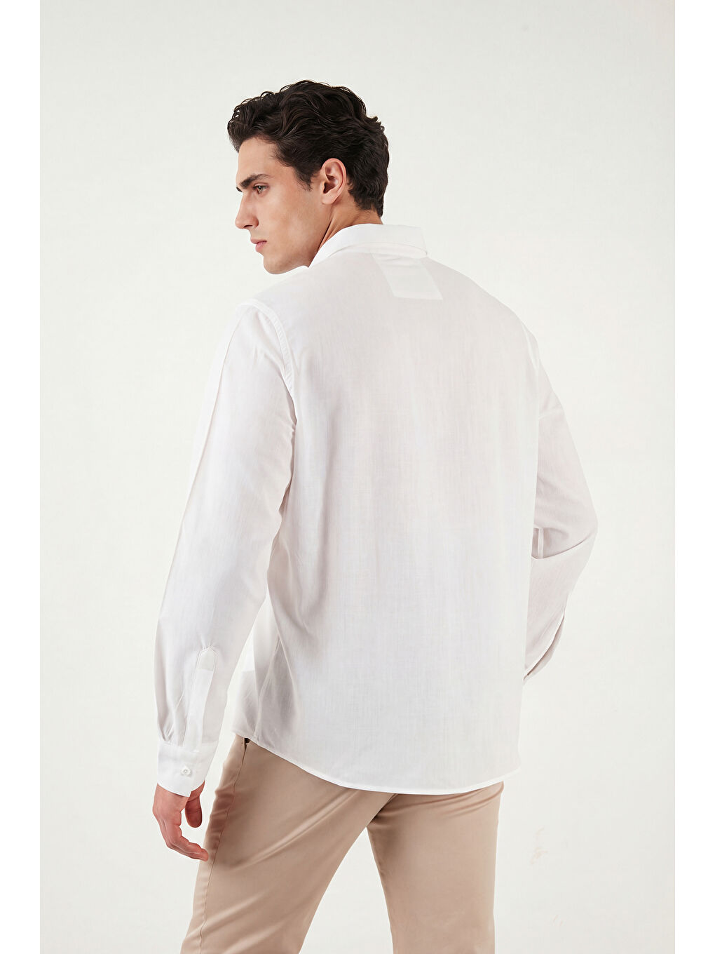 Beyaz Pamuk ve Keten Karışımlı Regular Fit Klasik Yaka Uzun Kollu Gömlek CF26S1210134-6
