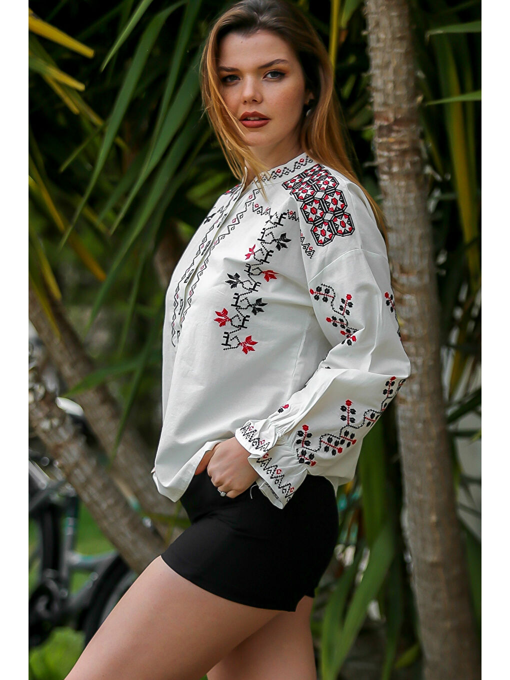 Beyaz Hakim Yaka Balon Kol Yaka Kapaması Düğmeli Yaka Ve Kol Nakışlı Dokuma Casual Bluz-1