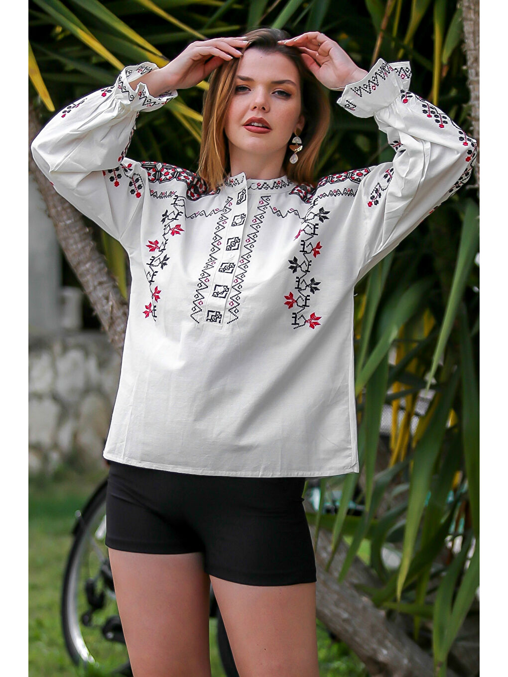 Beyaz Hakim Yaka Balon Kol Yaka Kapaması Düğmeli Yaka Ve Kol Nakışlı Dokuma Casual Bluz-2