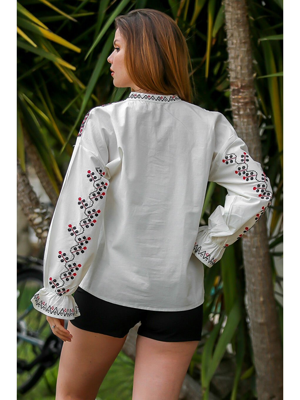 Beyaz Hakim Yaka Balon Kol Yaka Kapaması Düğmeli Yaka Ve Kol Nakışlı Dokuma Casual Bluz-3