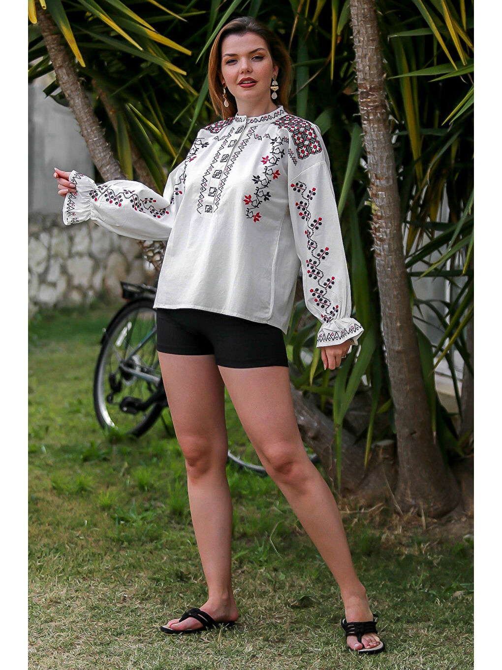 Beyaz Hakim Yaka Balon Kol Yaka Kapaması Düğmeli Yaka Ve Kol Nakışlı Dokuma Casual Bluz-4