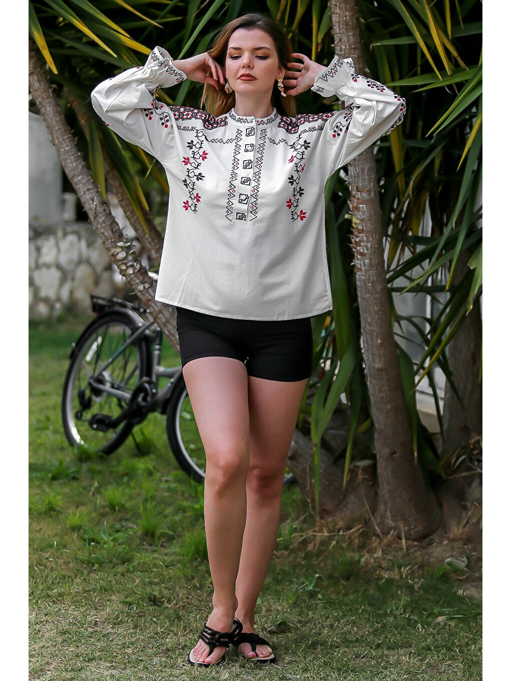 Beyaz Hakim Yaka Balon Kol Yaka Kapaması Düğmeli Yaka Ve Kol Nakışlı Dokuma Casual Bluz-5