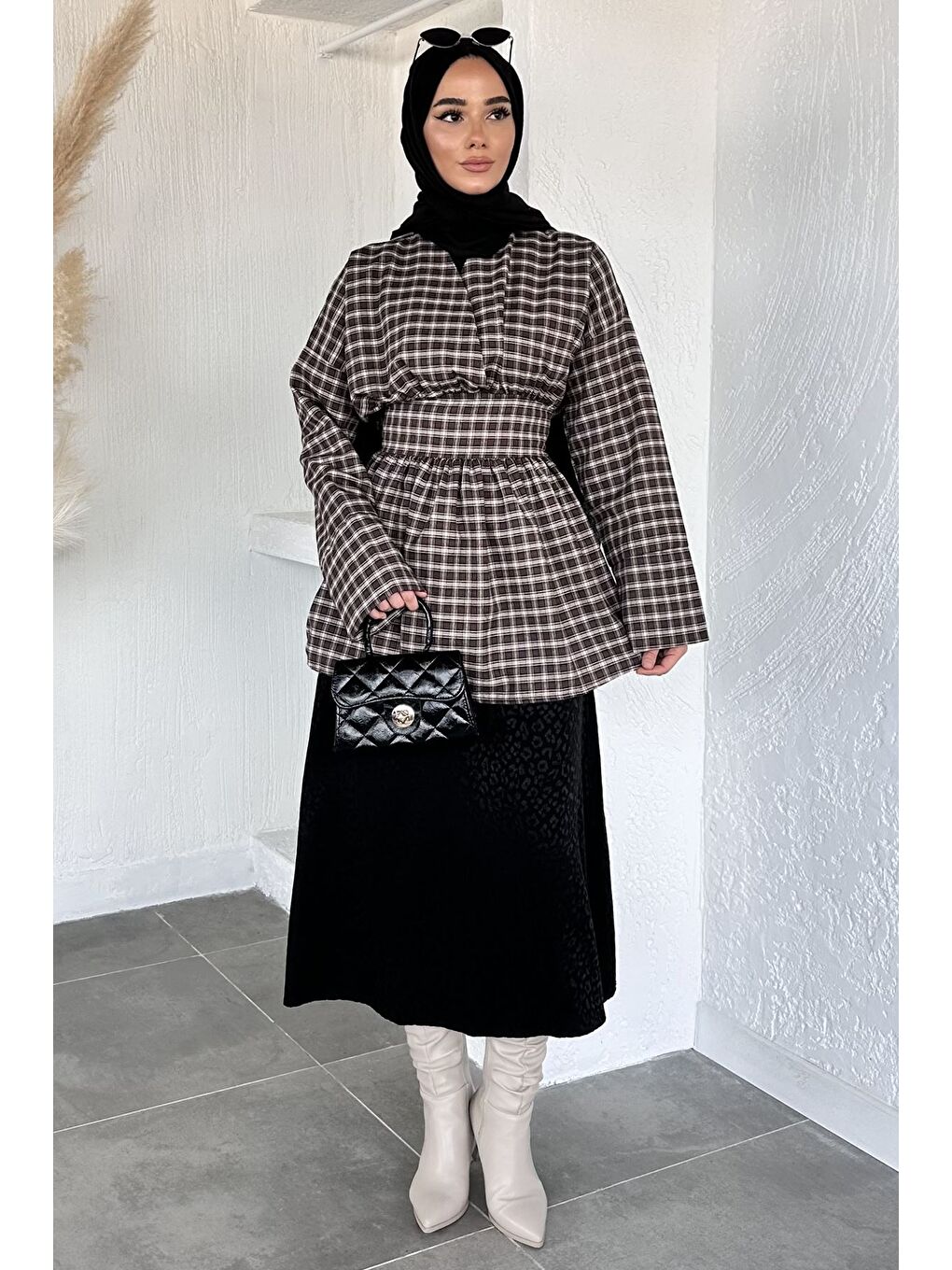 Kahverengi Gülseli Kadın Kruvaze Yaka Ekose Desenli Tesettür Tunik-1