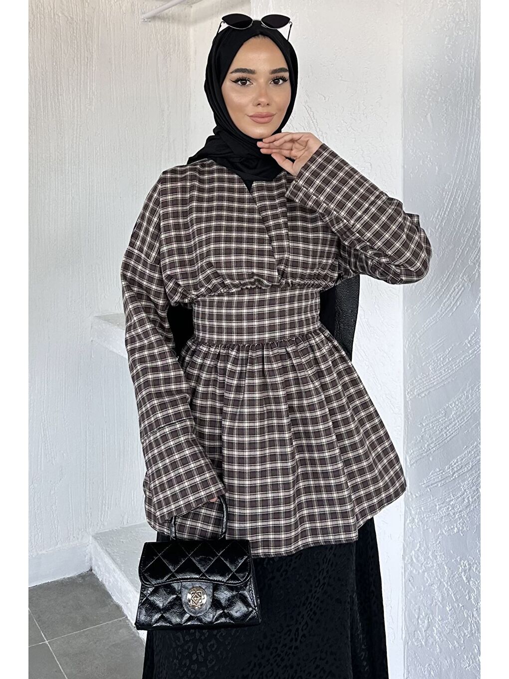 Kahverengi Gülseli Kadın Kruvaze Yaka Ekose Desenli Tesettür Tunik-3