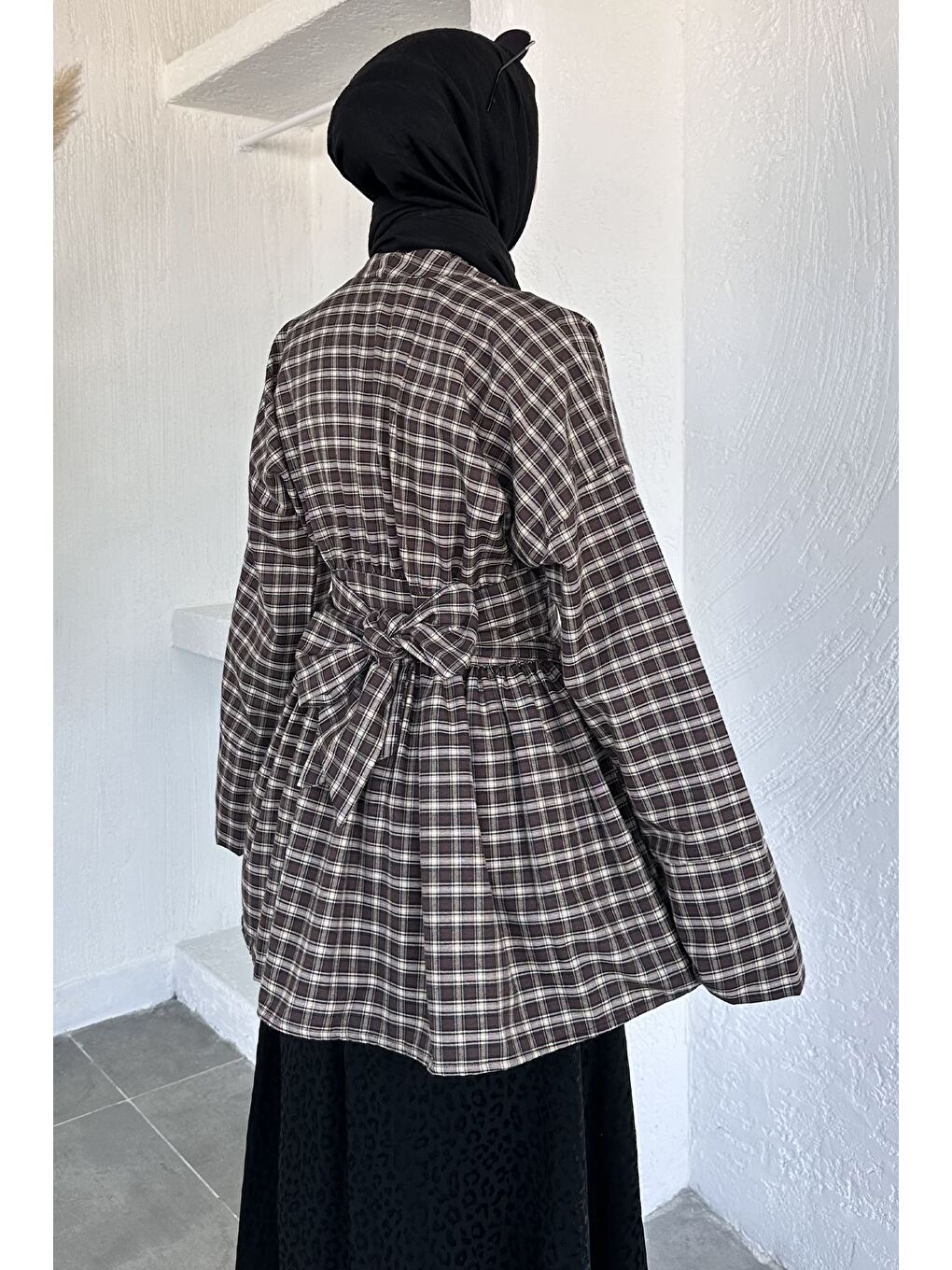 Kahverengi Gülseli Kadın Kruvaze Yaka Ekose Desenli Tesettür Tunik-4