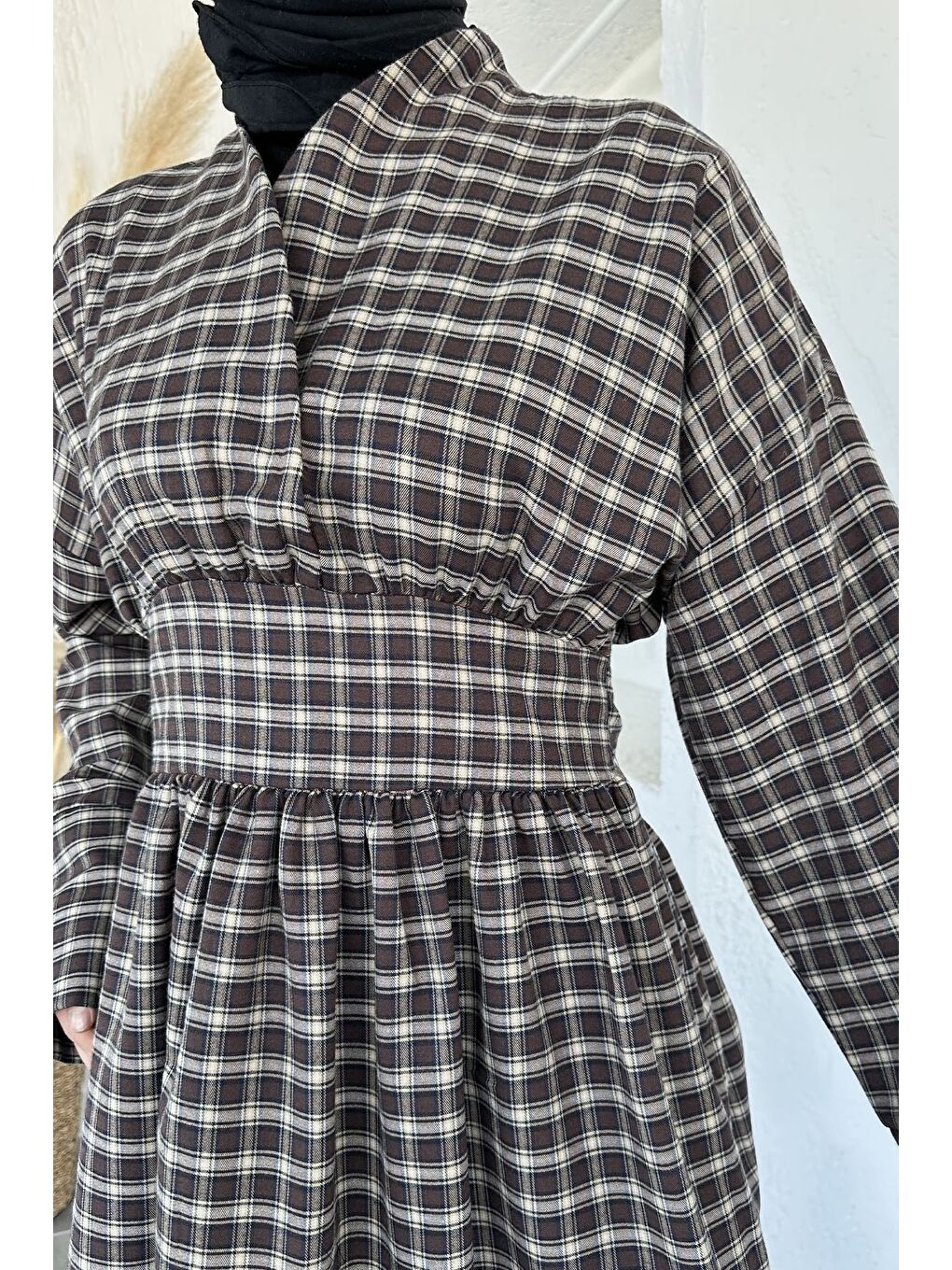 Kahverengi Gülseli Kadın Kruvaze Yaka Ekose Desenli Tesettür Tunik-6