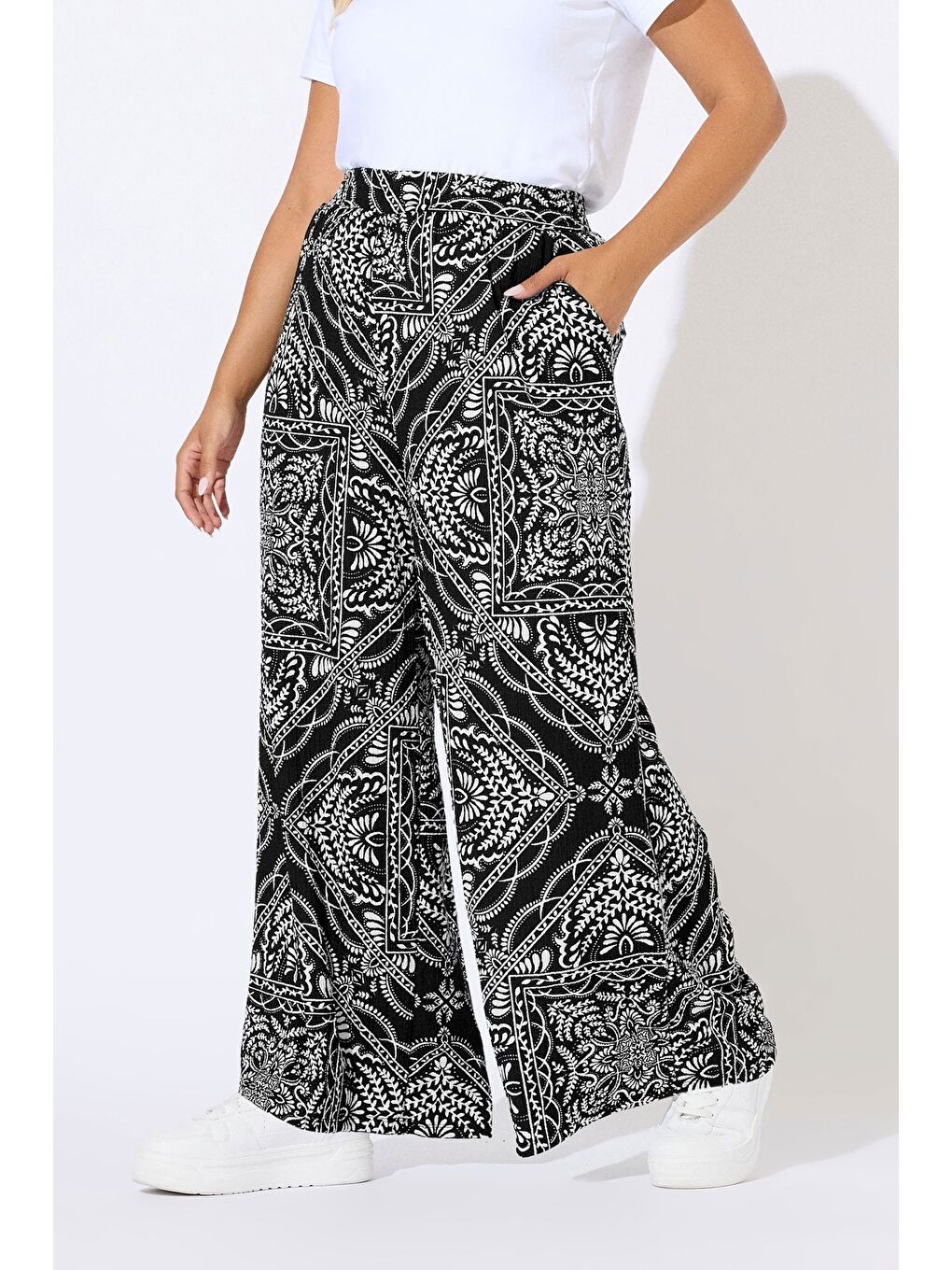Siyah Büyük Beden Beli Lastikli Cepli Geniş Paça Baskılı Pantolon 310292-1