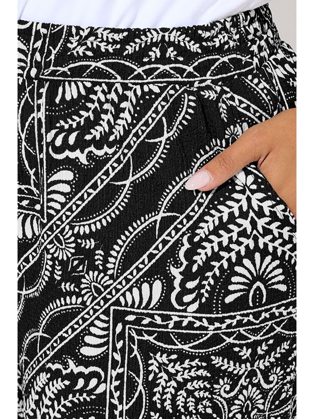 Siyah Büyük Beden Beli Lastikli Cepli Geniş Paça Baskılı Pantolon 310292-4