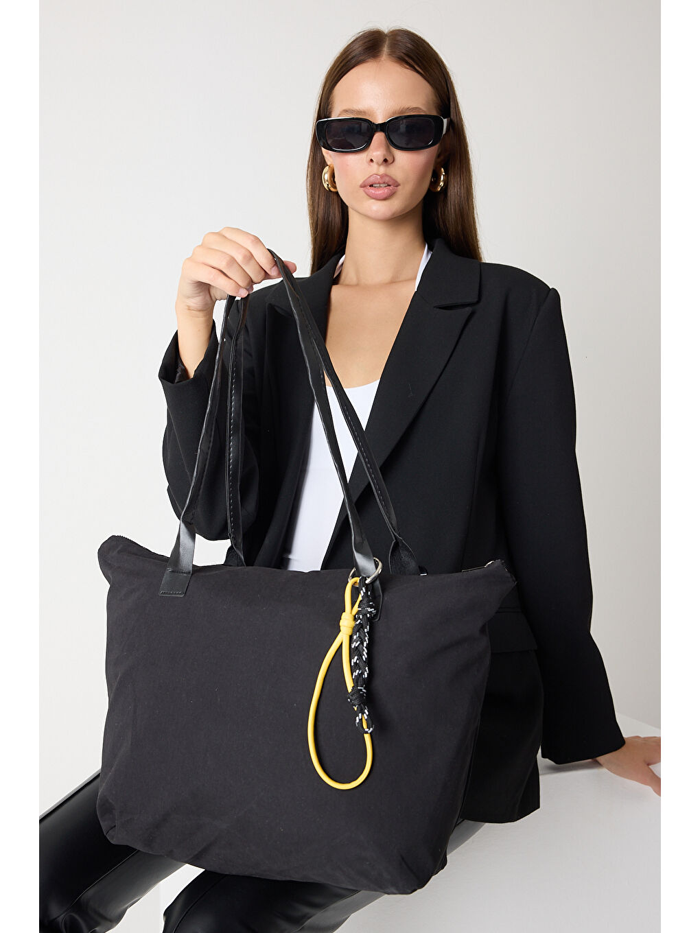 Kadın Siyah Fermuarlı Kumaş Saplı Omuz Çantası