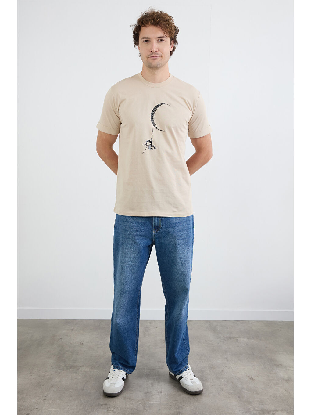 Bej Astronot Baskılı Bisiklet Yaka Tişört-2