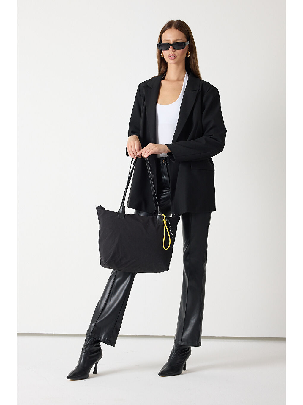 Kadın Siyah Fermuarlı Kumaş Saplı Omuz Çantası-4