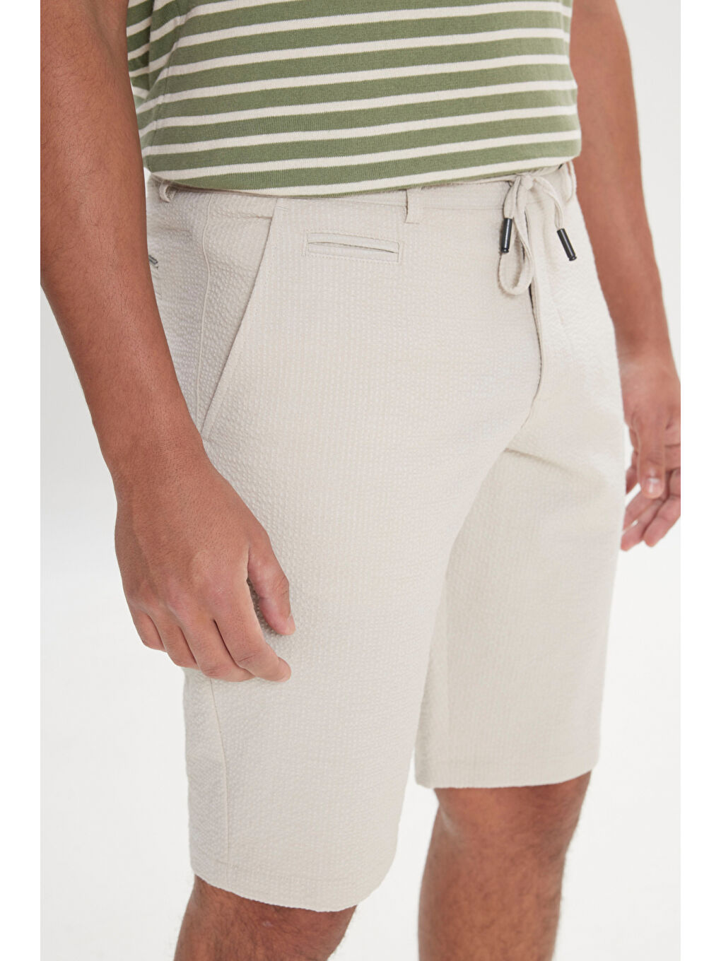 Erkek Bej Slim Fit Dar Kesim Yan Cepli Gofre Desenli Şort-3