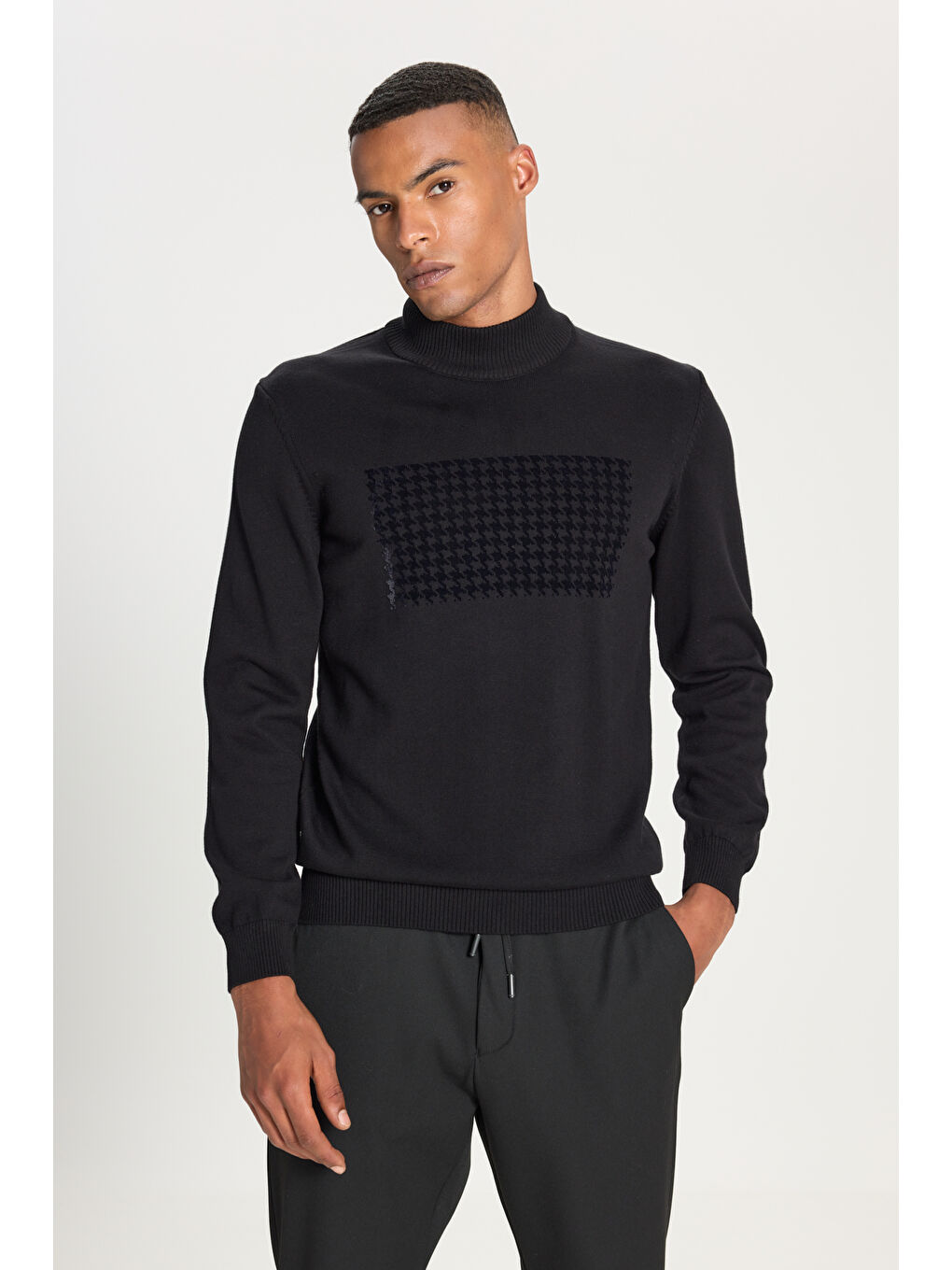 Erkek Siyah %100 Pamuk Standart Fit Normal Kesim Yarım Balıkçı Yaka Baskılı Triko Kazak-2