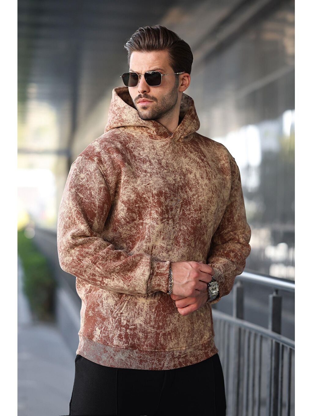 Kahverengi Desenli Kapüşonlu Erkek Sweatshirt E7167-1