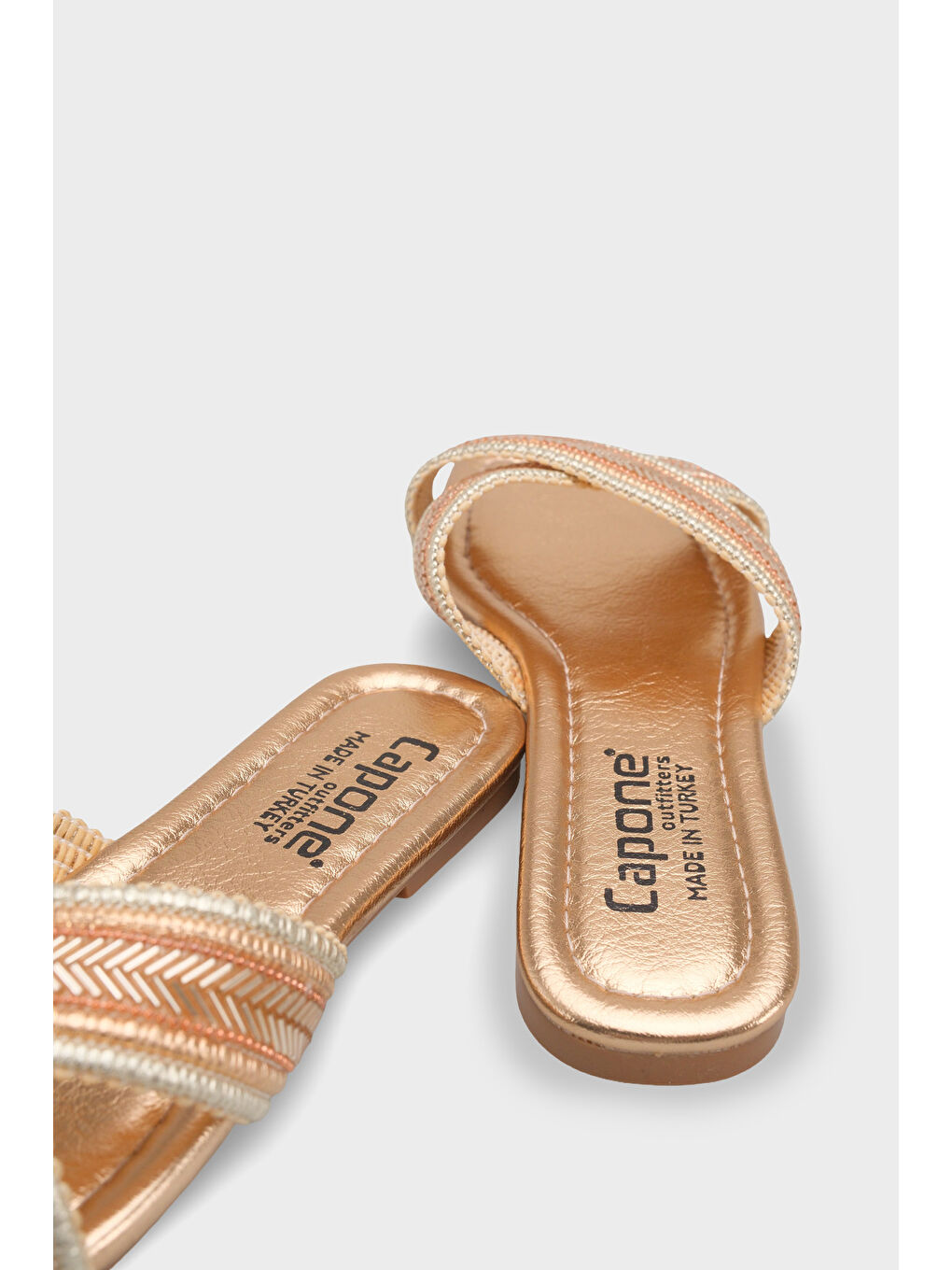 Pembe Ketty Düz Topuklu Parlak Küt Burunlu Çapraz Bantlı Kadın Terlik-3