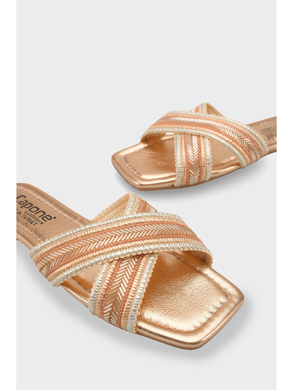 Pembe Ketty Düz Topuklu Parlak Küt Burunlu Çapraz Bantlı Kadın Terlik-4