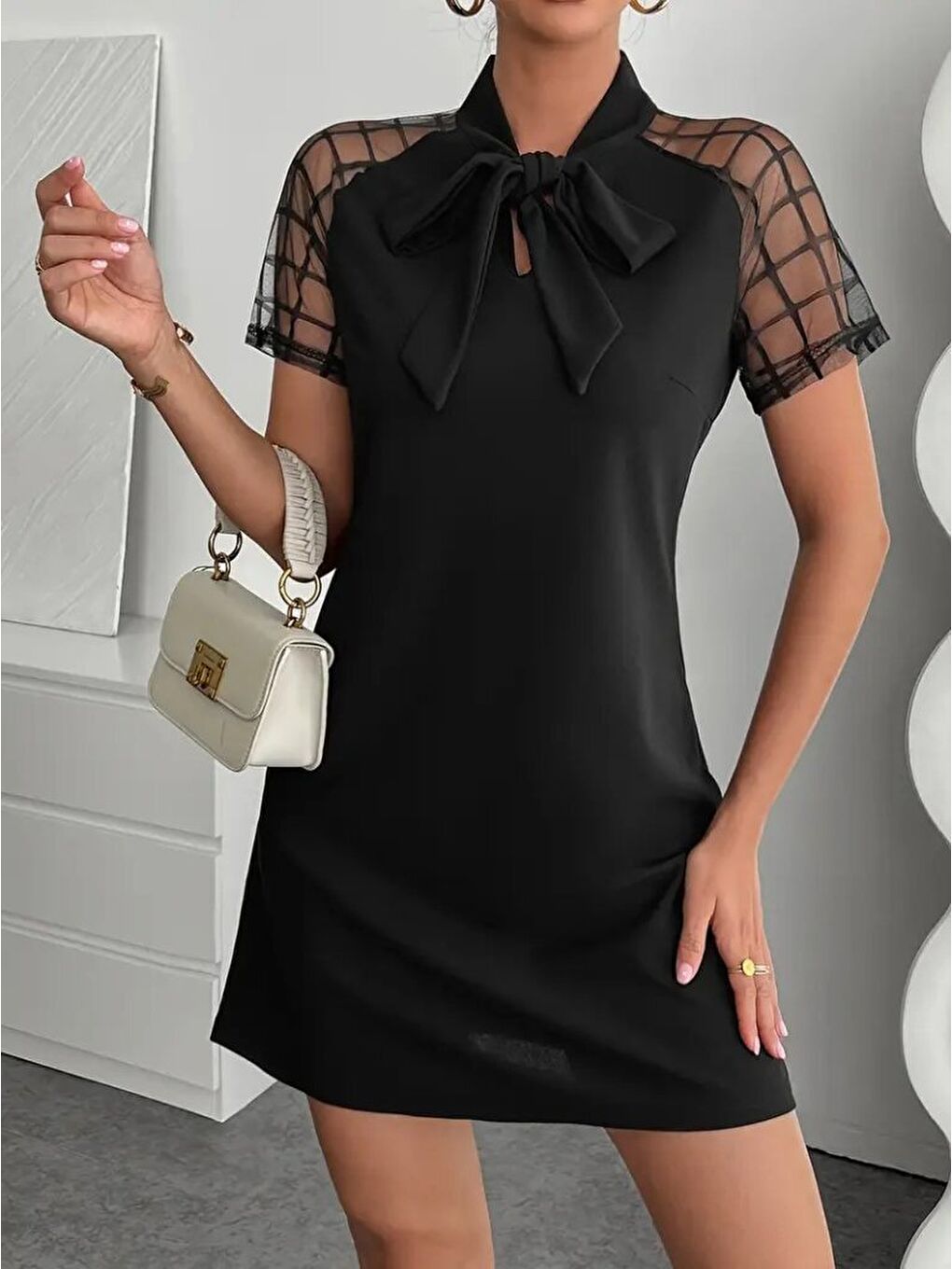 Siyah Kadın Kısa Kollu Boyundan Bağlamalı Omuzlarda Tül Detaylı Janjan Krep Elbise