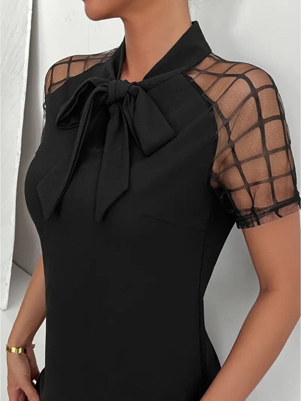 Siyah Kadın Kısa Kollu Boyundan Bağlamalı Omuzlarda Tül Detaylı Janjan Krep Elbise-1